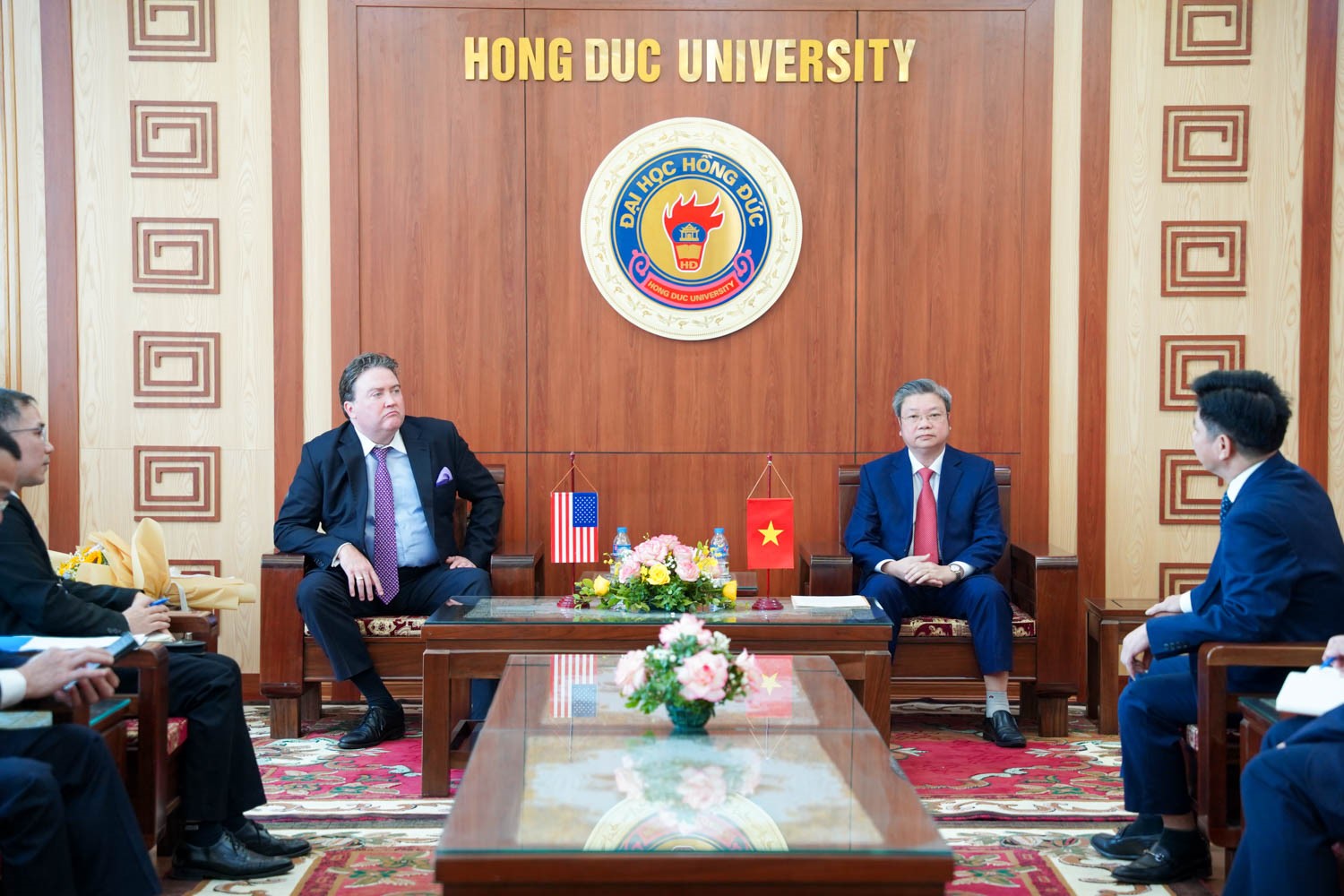 U.S. Ambassador to Vietnam Marc Knapper visits and works with Hong Duc University